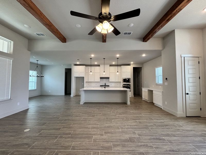 Spacious, unfurnished interior of a new home in Pradera Ridge, Floresville (Image 4).