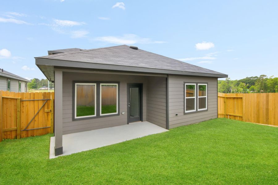 Exterior details and patio area of a home in Lake Conroe Cove, Willis (Image 3).