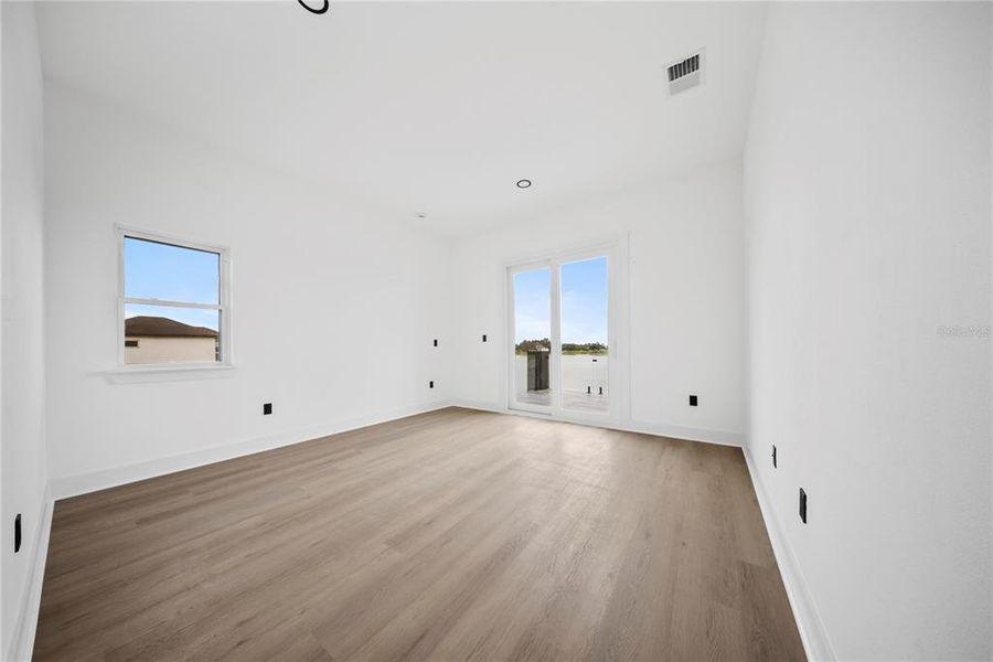 Spacious, unfurnished interior of a new home in , Lake Alfred (Image 35).