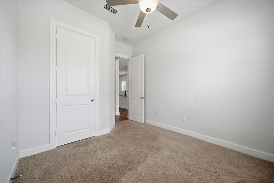 Spacious, unfurnished interior of a new home in The Groves 35', Humble (Image 16).