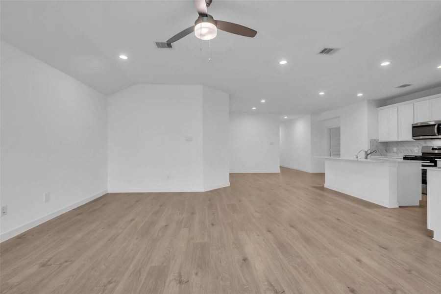 Spacious, unfurnished interior of a new home in , Fulshear (Image 25). Spacious, unfurnished interior of a new home in , Fulshear (Image 25).