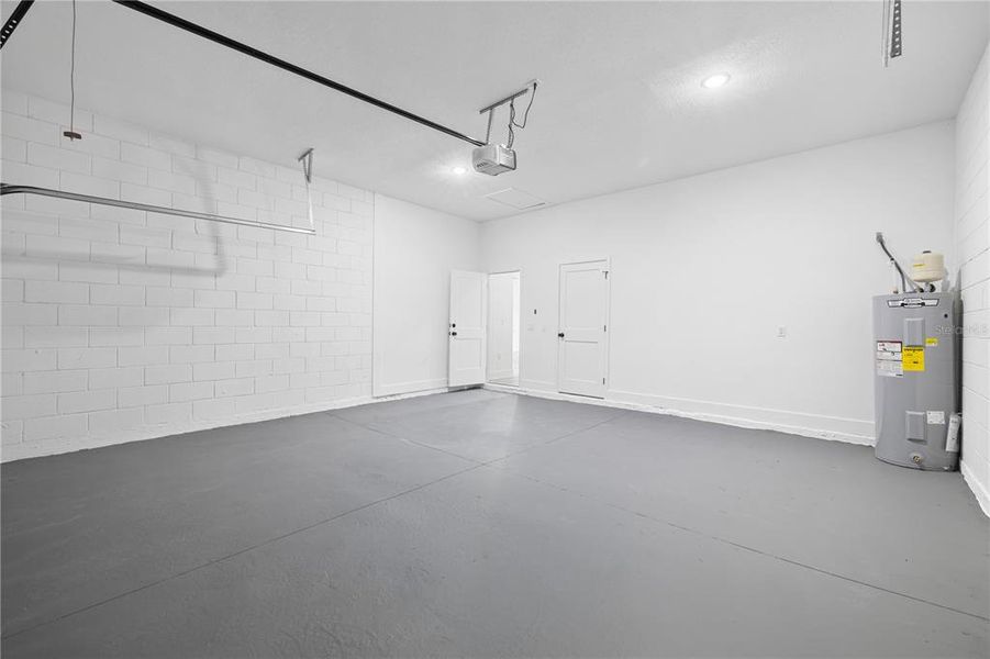 Spacious, unfurnished interior of a new home in , Ocala (Image 26).