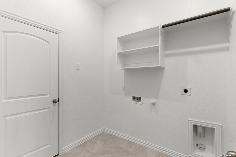 Spacious, unfurnished interior of a new home in The Crossvine, Schertz (Image 19).