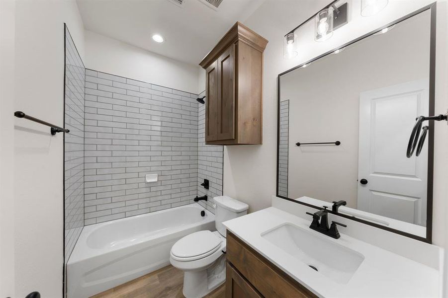 Furnished interior view inside a new home in , Waxahachie (Image 5).