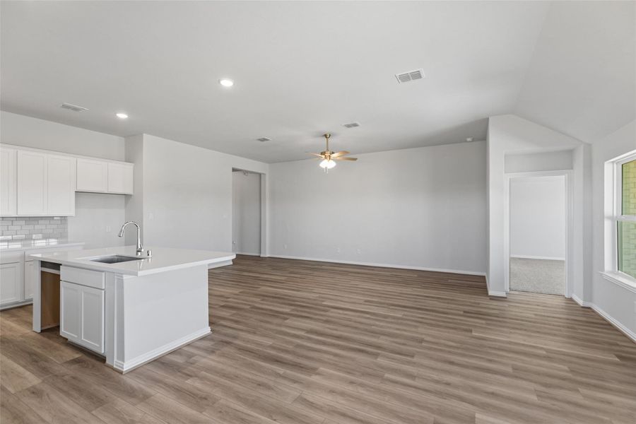 Spacious, unfurnished interior of a new home in River Ranch, Dayton (Image 25).