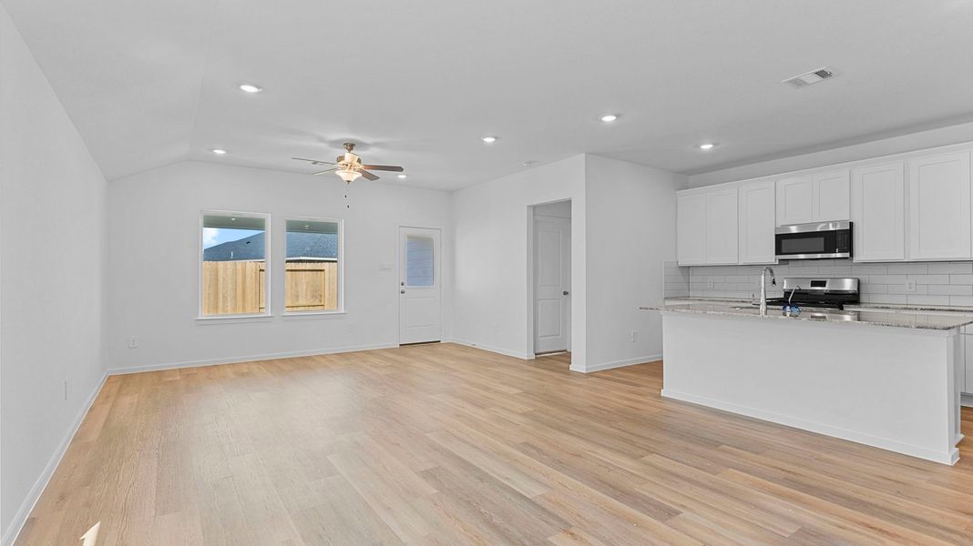 Spacious, unfurnished interior of a new home in Caldwell Crossing, Iowa Colony (Image 13).