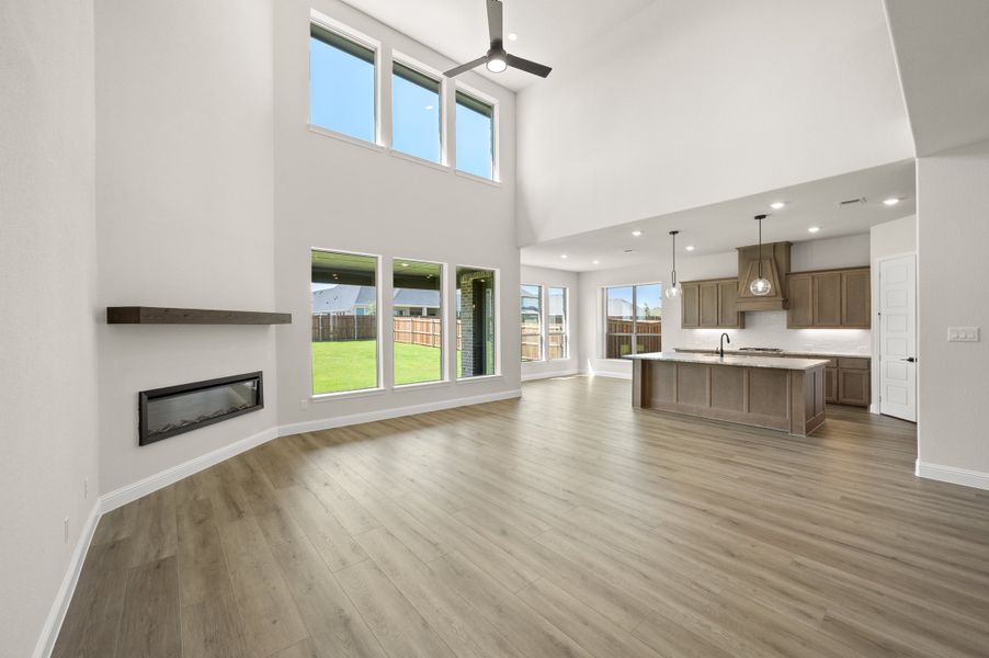 Spacious, unfurnished interior of a new home in Myrtle Creek, Waxahachie (Image 17).
