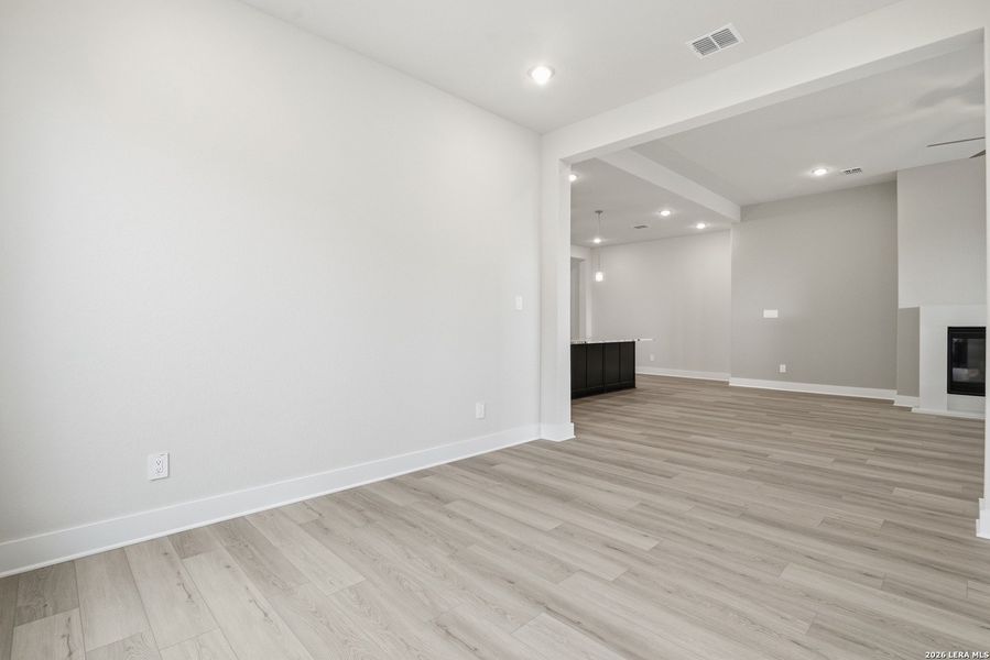 Spacious, unfurnished interior of a new home in Haby Hill 60s, San Antonio (Image 21).