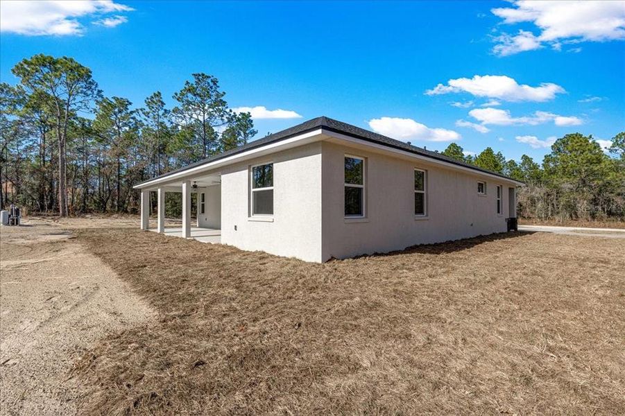 Exterior details and patio area of a home in , Dunnellon (Image 31).