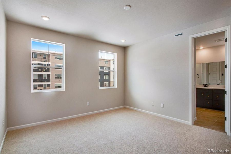 Spacious, unfurnished interior of a new home in Sugar Mill Village, Longmont (Image 16).