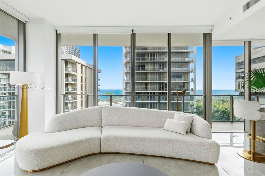 Condo located in Miami, FL showcasing its design and architecture (Image 4).