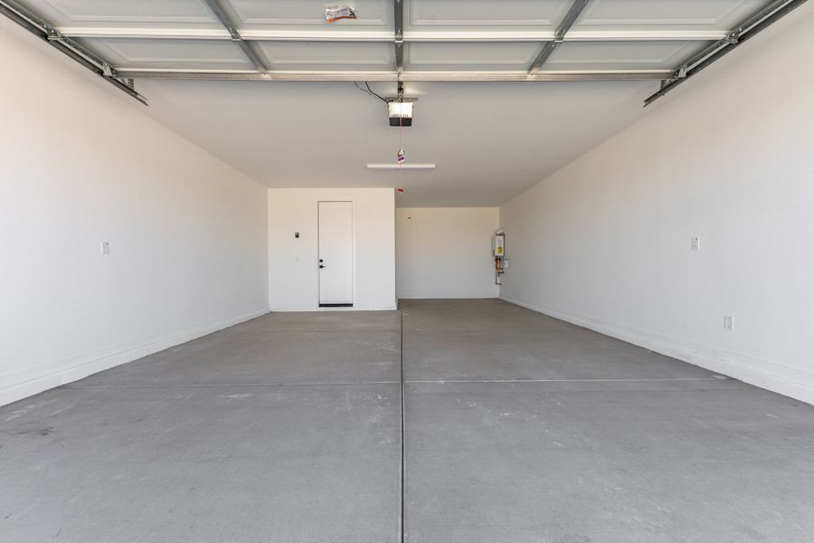 Spacious, unfurnished interior of a new home in Frontera, Surprise (Image 10).