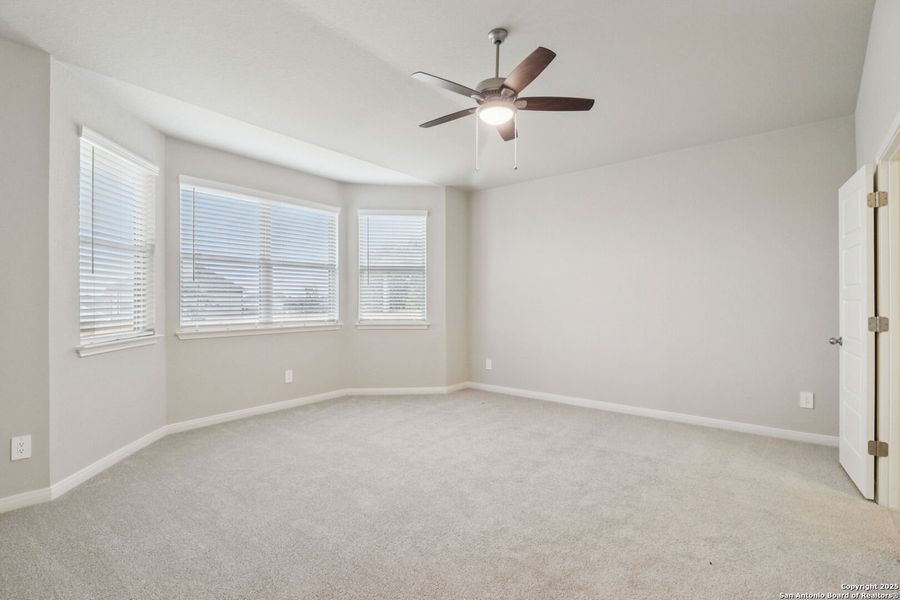 Spacious, unfurnished interior of a new home in Remington Ranch, San Antonio (Image 41).