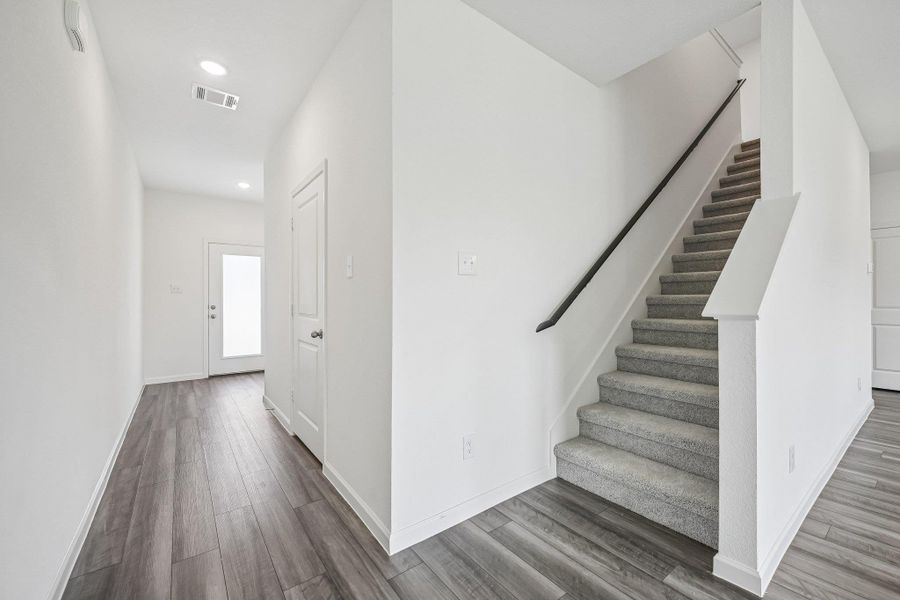 Spacious, unfurnished interior of a new home in Eagles Landing, Elgin (Image 14).