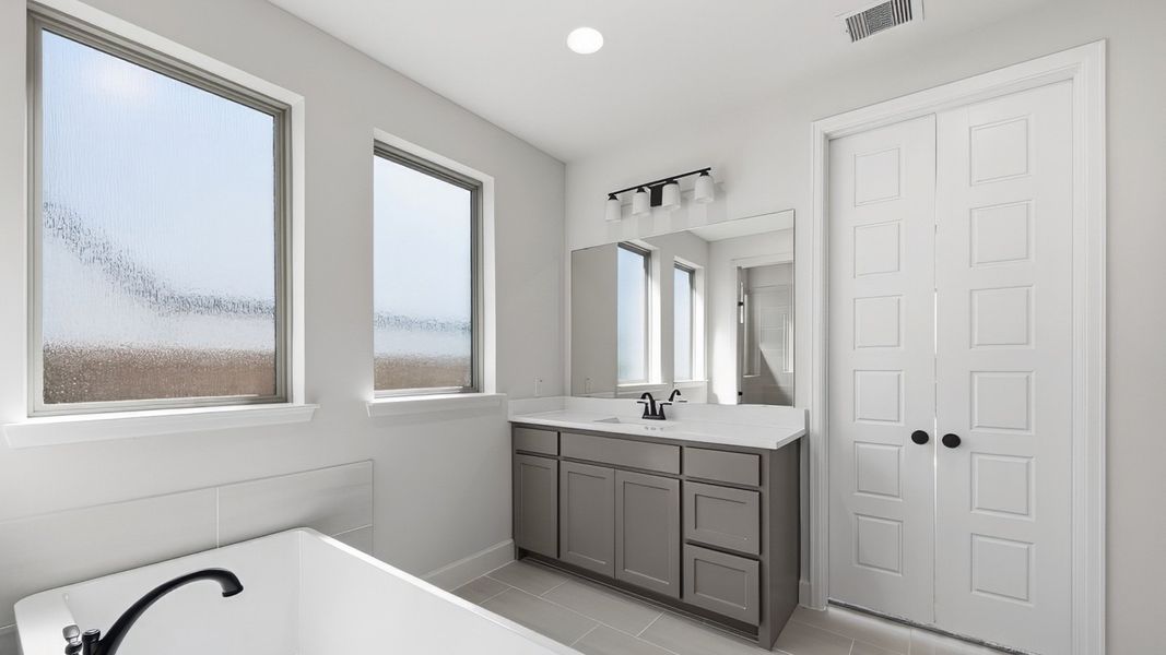 Furnished interior view inside a new home in Myrtle Creek, Waxahachie (Image 15).