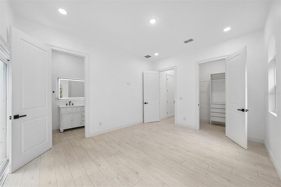 Spacious, unfurnished interior of a new home in , Tampa (Image 44).