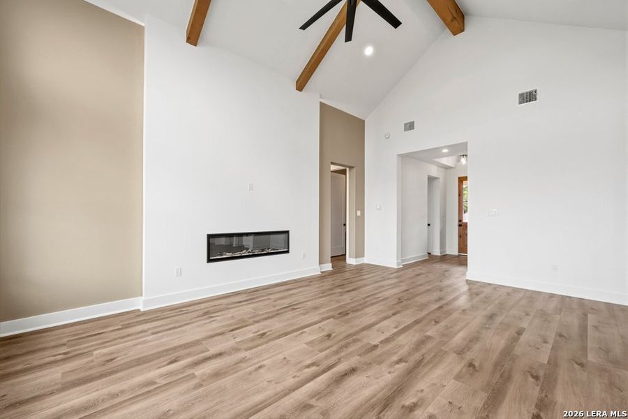 Spacious, unfurnished interior of a new home in , Canyon Lake (Image 26).