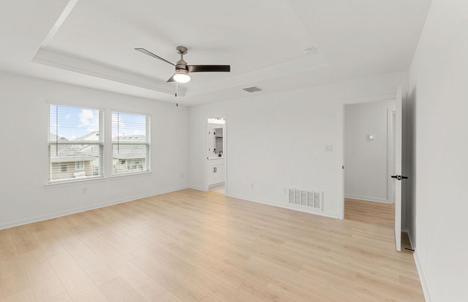 Spacious, unfurnished interior of a new home in Sunfield, Buda (Image 24).