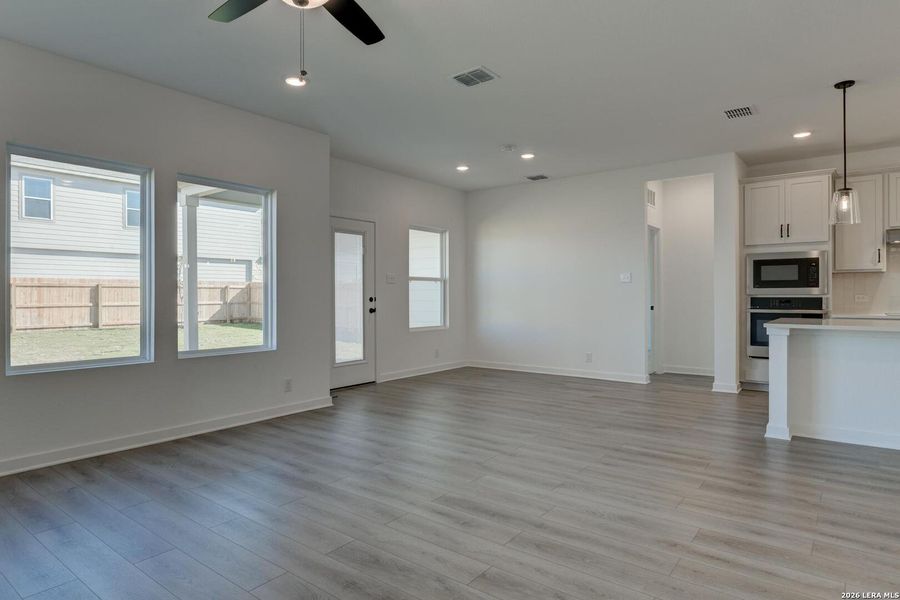 Spacious, unfurnished interior of a new home in Nopal Valley, San Antonio (Image 22).