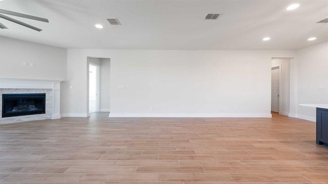 Spacious, unfurnished interior of a new home in Myrtle Creek 60', Waxahachie (Image 15).