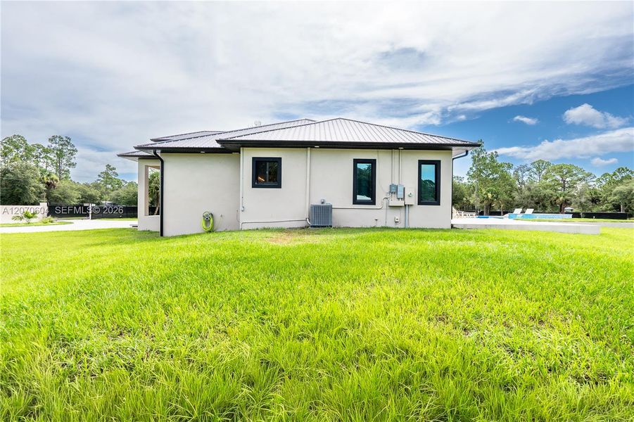 Exterior details and patio area of a home in , Clewiston (Image 21).