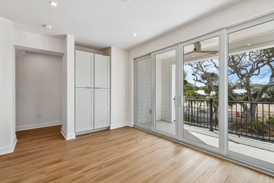 Spacious, unfurnished interior of a new home in EvenTide, New Smyrna Beach (Image 11).