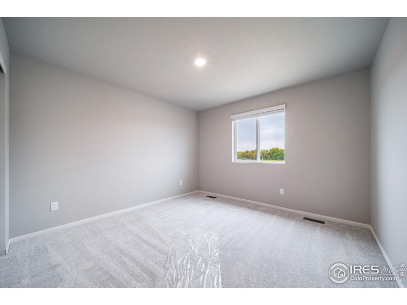 Spacious, unfurnished interior of a new home in Thompson River Ranch, Johnstown (Image 23).