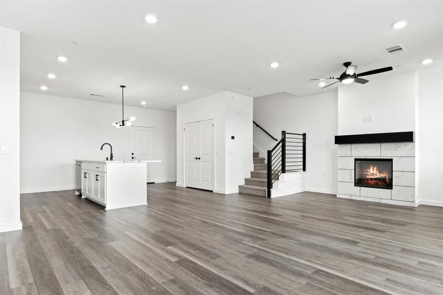 009-1232Armstrong-TheColony-TX-75056-Living.jpg-FULL