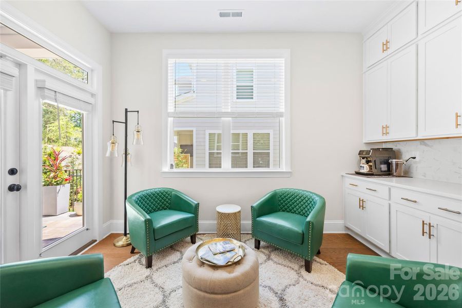 Breakfast Seating area with Breakfast Bar Breakfast Seating area with Breakfast Bar