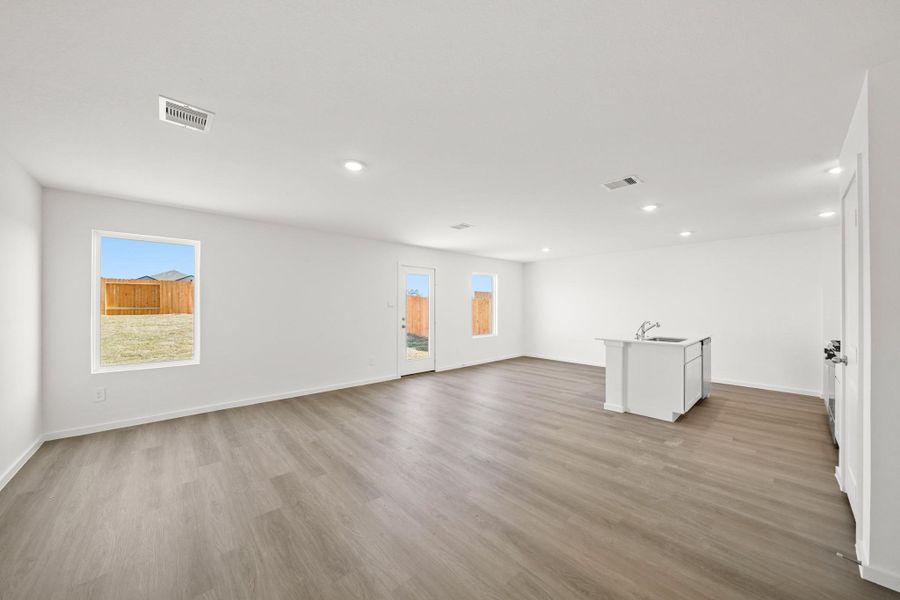 Spacious, unfurnished interior of a new home in Silverthorne, Conroe (Image 8).