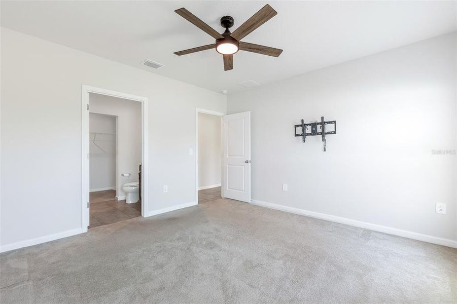 Spacious, unfurnished interior of a new home in , Bradenton (Image 11).