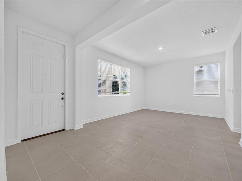 Spacious, unfurnished interior of a new home in Dora Parc, Mount Dora (Image 15).