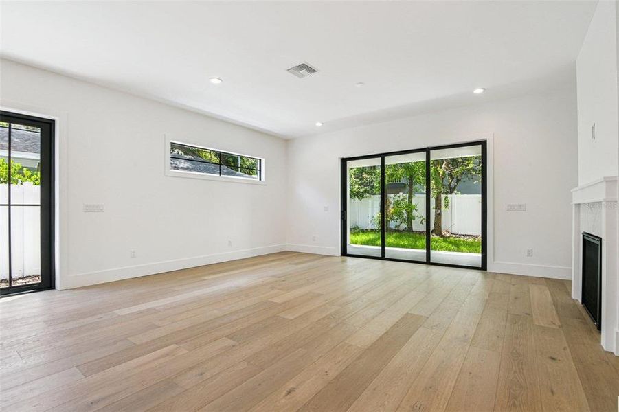 Spacious, unfurnished interior of a new home in , Tampa (Image 14).