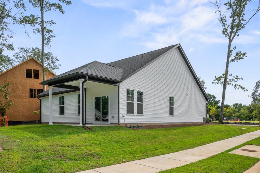 Representative exterior details of a home built from the Arlington by Hunter Quinn Homes in Horry County Homes, Myrtle Beach (Image 4).