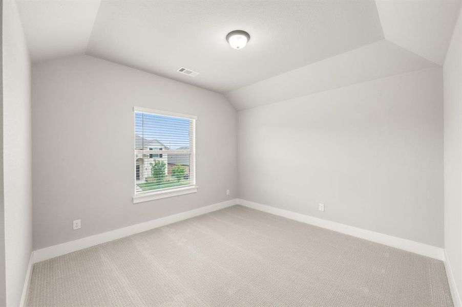 Spacious, unfurnished interior of a new home in Llano Springs, Fort Worth (Image 27).