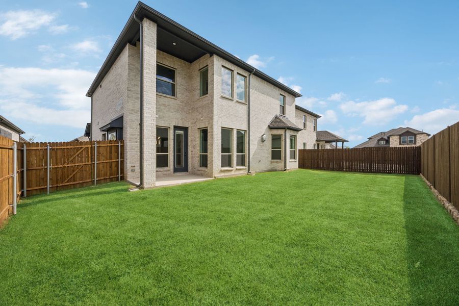 Exterior details and patio area of a home in Country Lakes, Denton (Image 4).