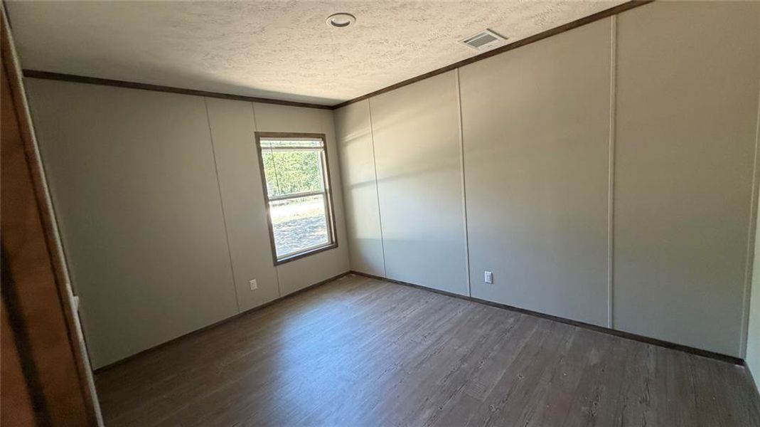 Spacious, unfurnished interior of a new home in , Scurry (Image 13).