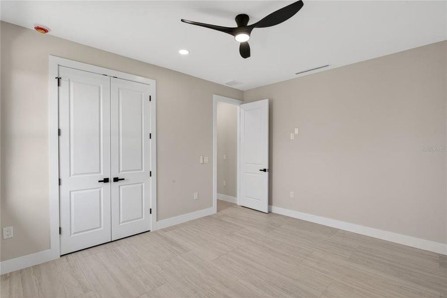 Spacious, unfurnished interior of a new home in , Cape Coral (Image 35).
