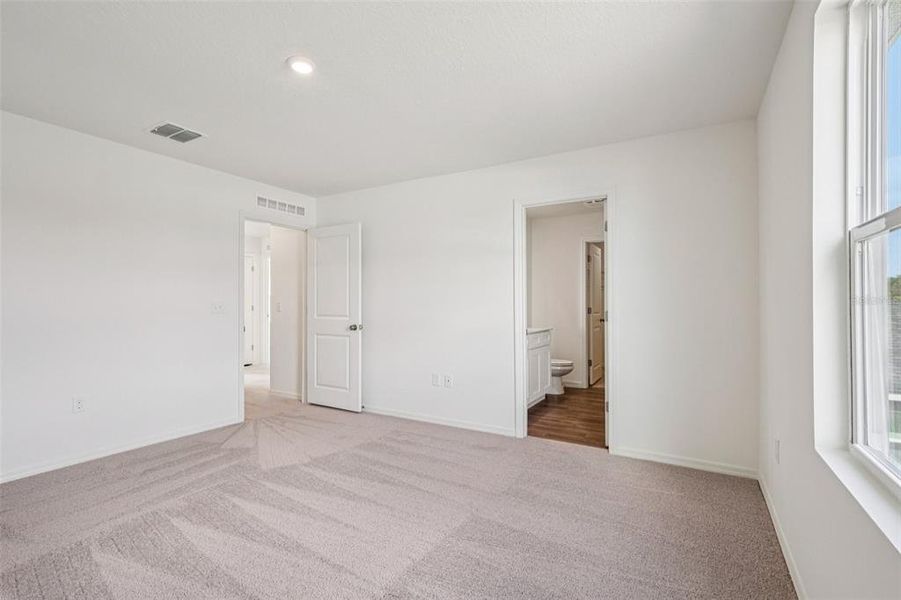 Spacious, unfurnished interior of a new home in Eagle Hammock, Eagle Lake (Image 22).