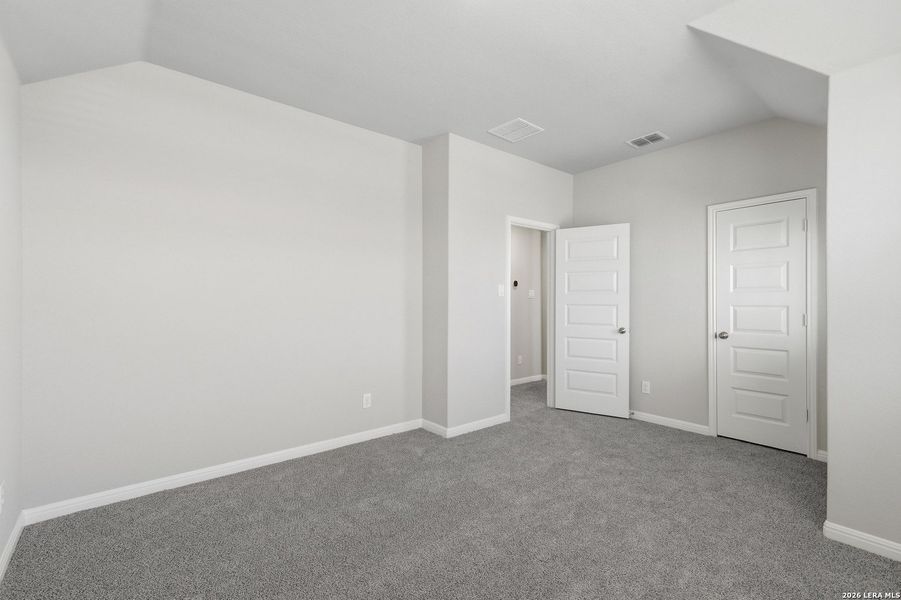 Spacious, unfurnished interior of a new home in Cinco Lakes, San Antonio (Image 27).