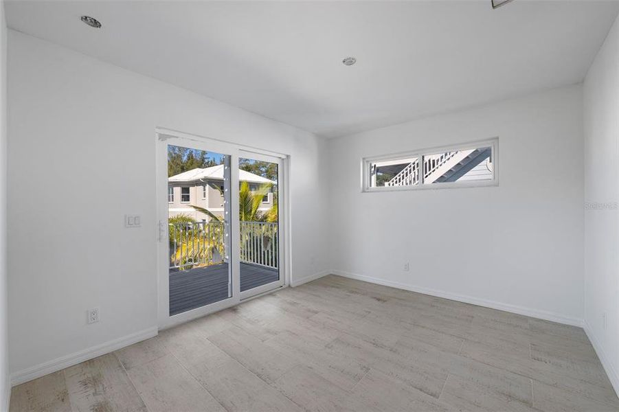 Spacious, unfurnished interior of a new home in , Bradenton Beach (Image 21).