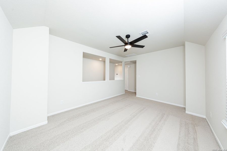 Spacious, unfurnished interior of a new home in Timber Creek, San Antonio (Image 13).