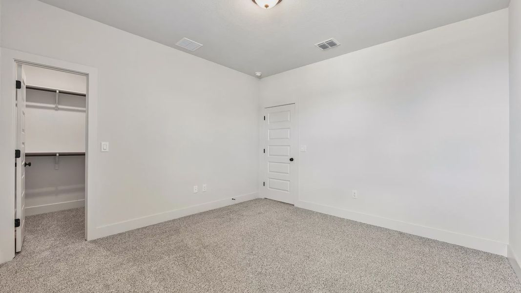 Spacious, unfurnished interior of a new home in Sunfield, Buda (Image 19).