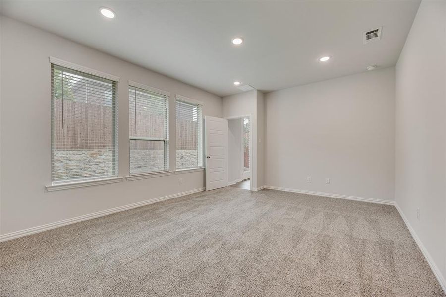 Spacious, unfurnished interior of a new home in Villages of Hurricane Creek, Anna (Image 26).