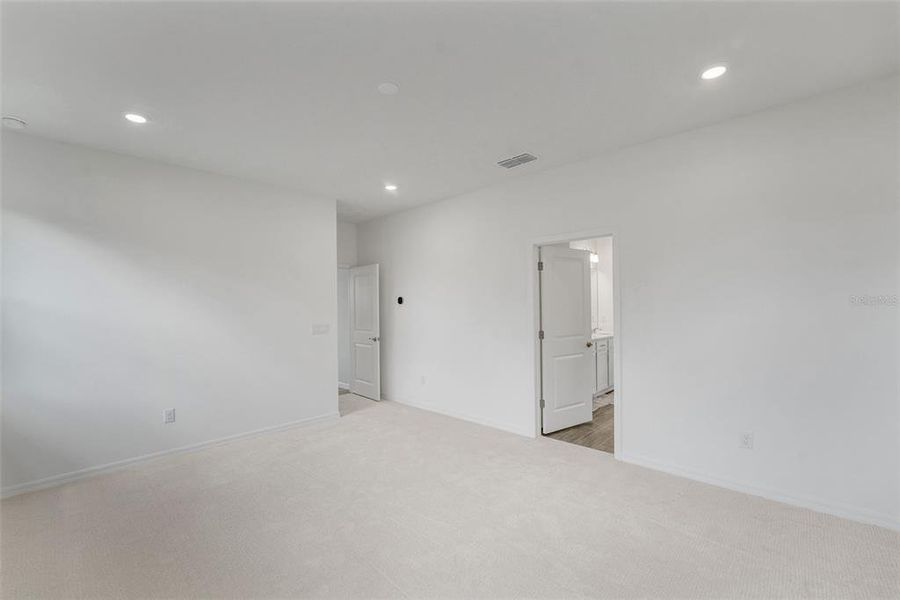 Spacious, unfurnished interior of a new home in Tuscan Hills, Dade City (Image 34).