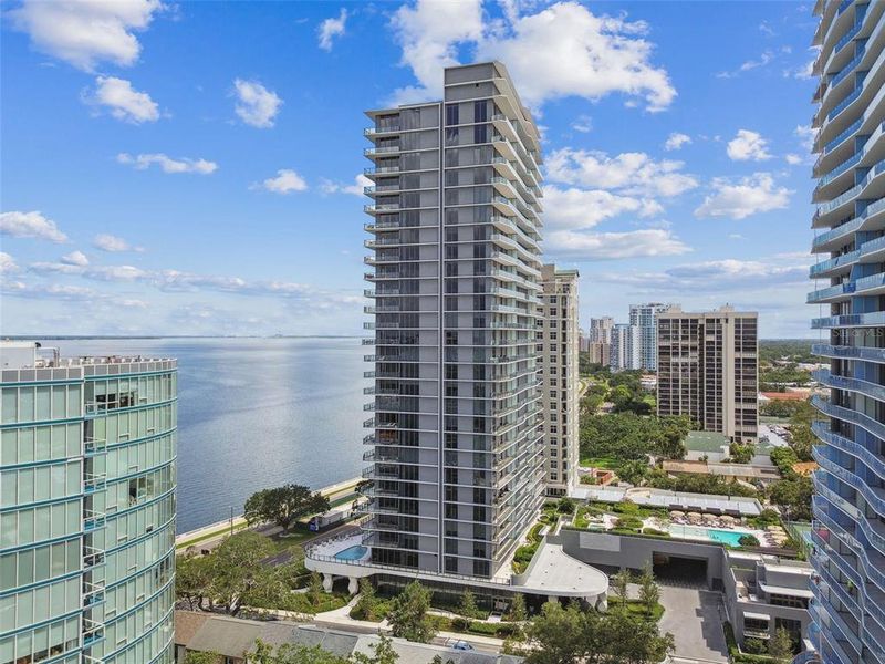 Condo located in Tampa, FL showcasing its design and architecture (Image 25).