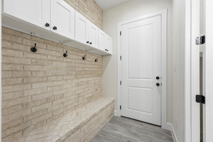 Spacious, unfurnished interior of a new home in , Roman Forest (Image 18).