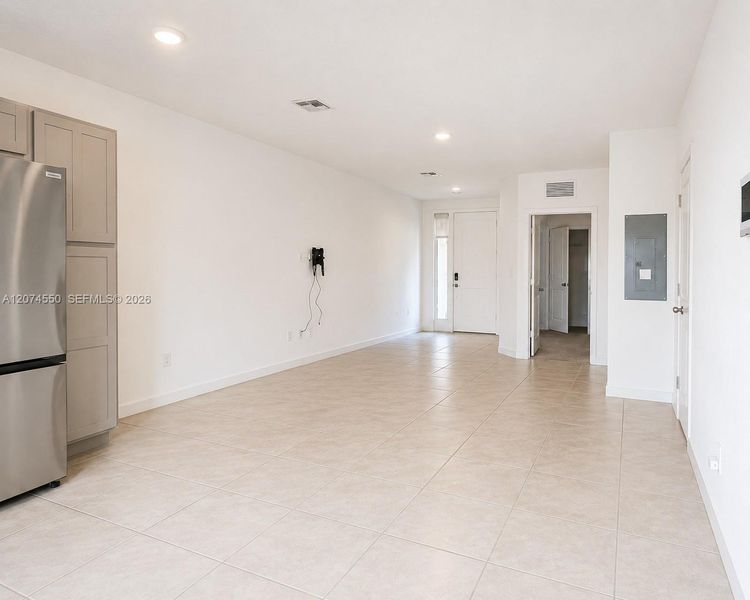 Spacious, unfurnished interior of a new home in , Pompano Beach (Image 15).