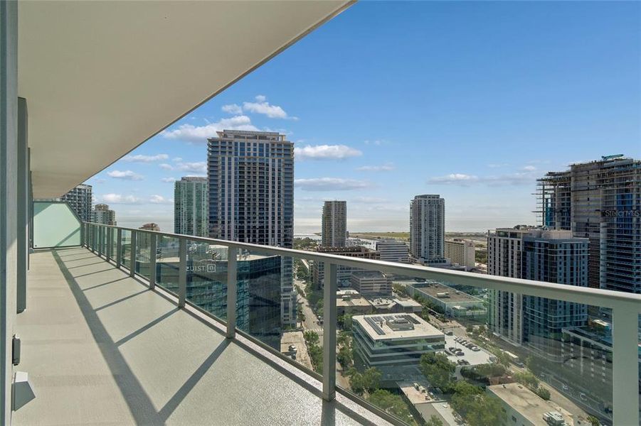 Condo located in St. Petersburg, FL showcasing its design and architecture (Image 44).