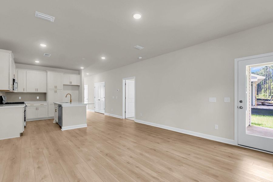 Spacious, unfurnished interior of a new home in Hammock Walk at Nexton, Summerville (Image 10).